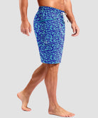 quick dry 9" pocketed board shorts in blue geometry - on model side view